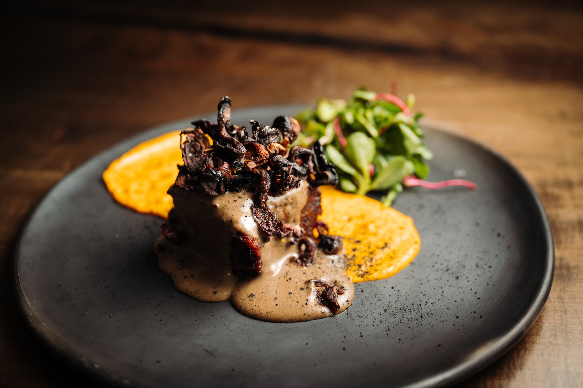 Short Rib Con Chicharrón de Hongos